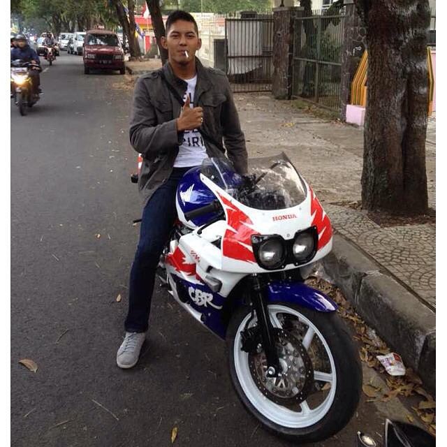 Dari moge sampai vespa, ini 8 potret aksi motoran Gariz Luis