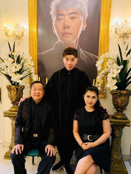 8 Potret kebersamaan Roy Kiyoshi dan keluarga yang jarang tersorot