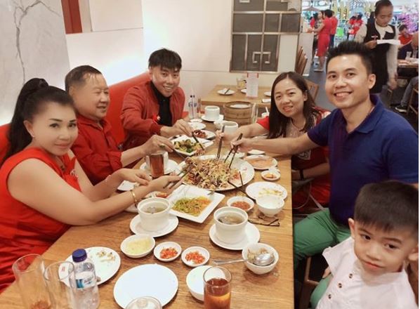 8 Potret kebersamaan Roy Kiyoshi dan keluarga yang jarang tersorot