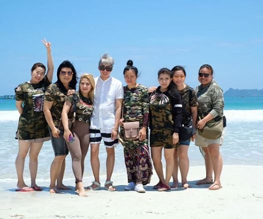 8 Potret kebersamaan Roy Kiyoshi dan keluarga yang jarang tersorot