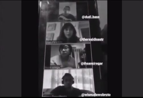 5 Momen Dian Sastro reuni virtual bareng band SMP, seru abis