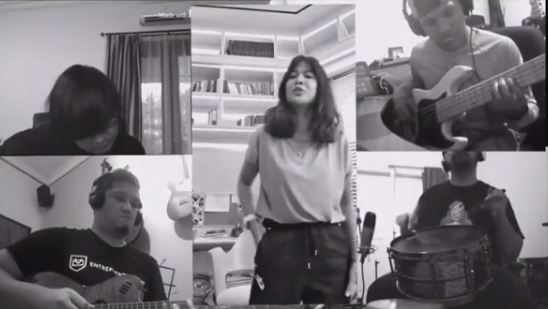 5 Momen Dian Sastro reuni virtual bareng band SMP, seru abis