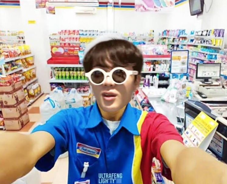 10 Editan foto oppa Korea jadi karyawan minimarket, bikin ketawa geli