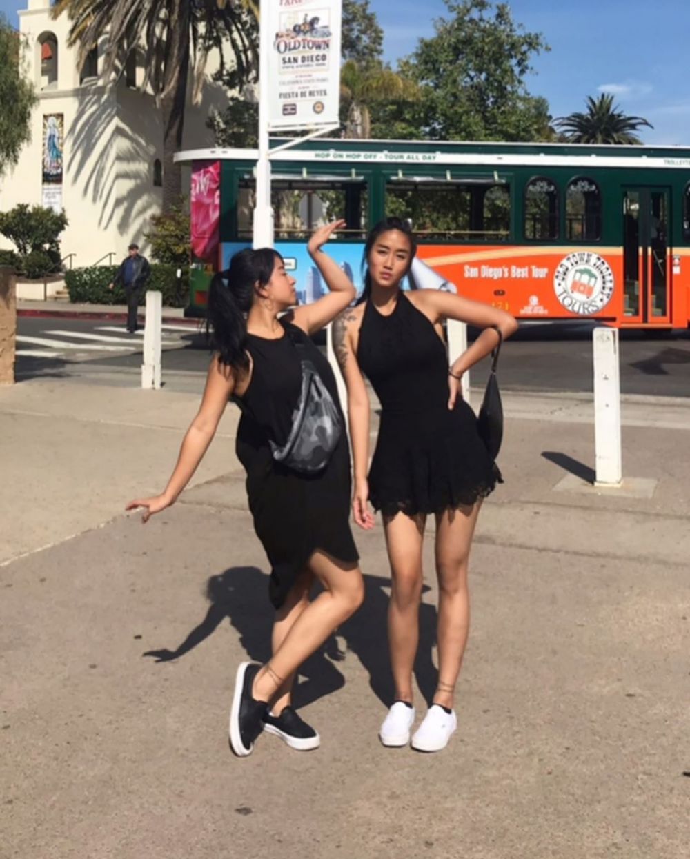 Biasa tomboi, 5 potret Renatta Moeloek pakai dress ini anggun banget