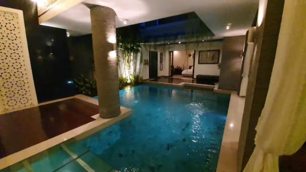 7 Penampakan musala milik Ary Ginanjar berada di atas kolam