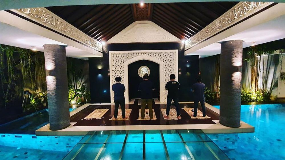 7 Penampakan musala milik Ary Ginanjar berada di atas kolam