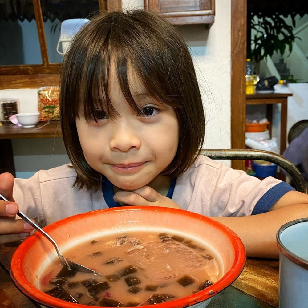 Anak Zaskia Mecca nangis saat buka puasa, alasannya bikin tersentuh