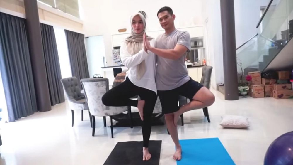 7 Momen kompak Rezky Aditya dan Citra Kirana yoga bareng