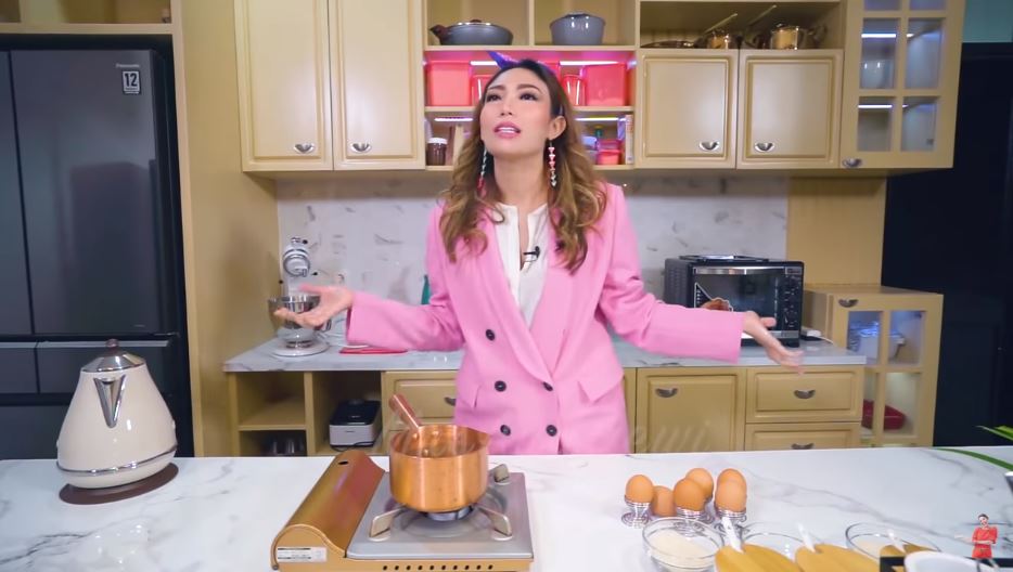 7 Gaya Ayu Dewi masak selama di rumah, modis dan full makeup