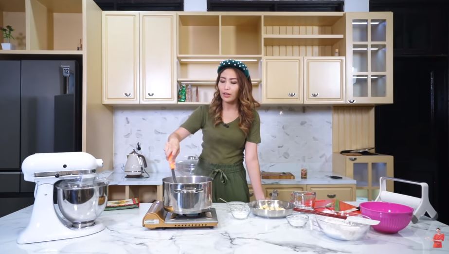 7 Gaya Ayu Dewi masak selama di rumah, modis dan full makeup