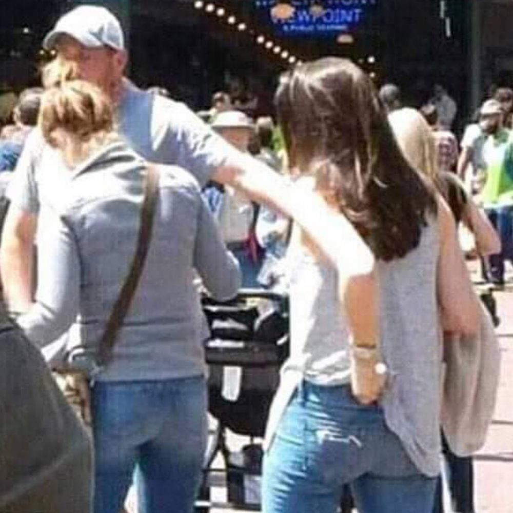 10 Potret nyeleneh photobomb ini nggak terduga, bikin tepuk jidat
