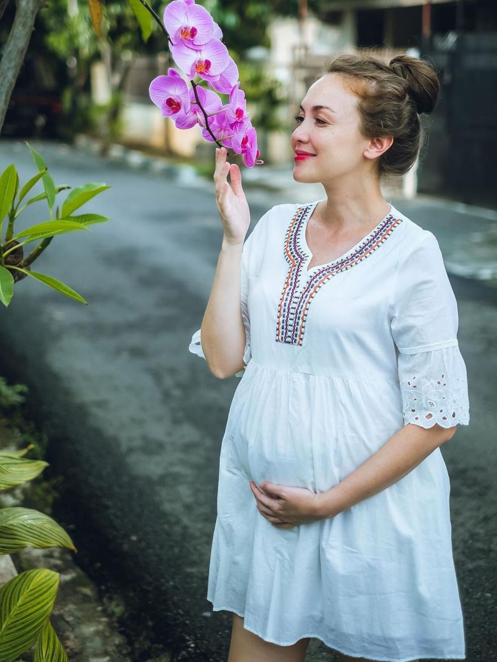 5 Gaya Rianti Cartwright rayakan 7 bulan kehamilan, simpel banget