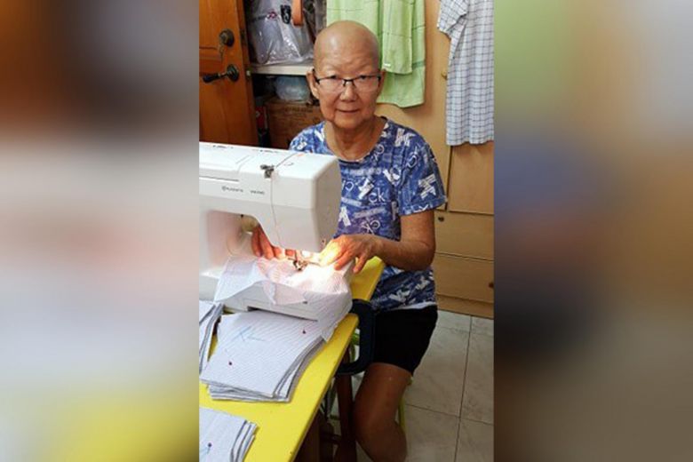 Persediaan menipis, nenek 71 tahun ikut jahit masker meski sakit