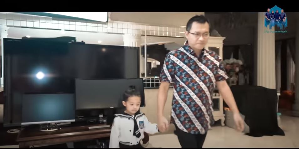 12 Potret kompak Anang & Ashanty peragakan mudik demi hibur ART