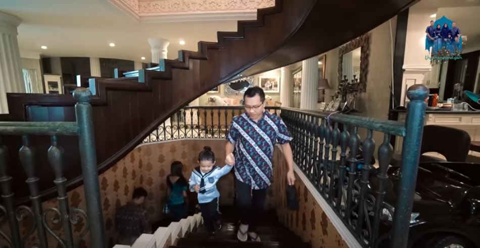 12 Potret kompak Anang & Ashanty peragakan mudik demi hibur ART