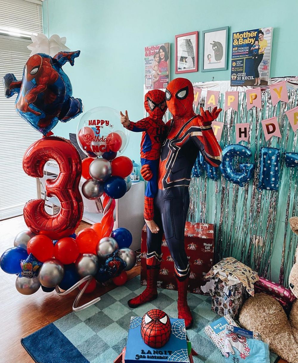 9 Potret ulang tahun ke-3 Langit anak Omesh, bertema Spiderman