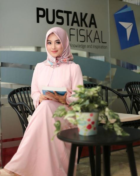 8 Pesona Nabilah eks JKT48 pakai hijab, manisnya nambah