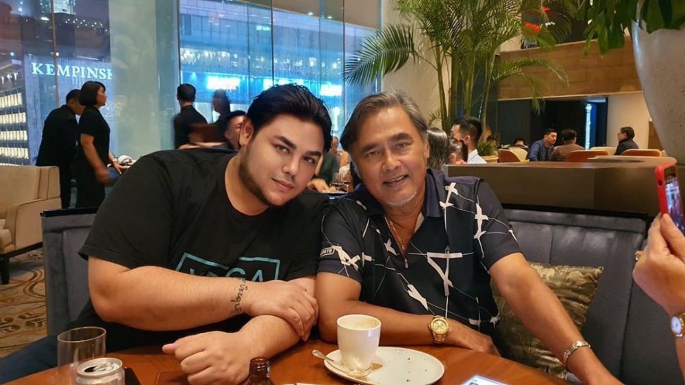 Jarang tersorot, 8 potret kebersamaan Ivan Gunawan dan ayah