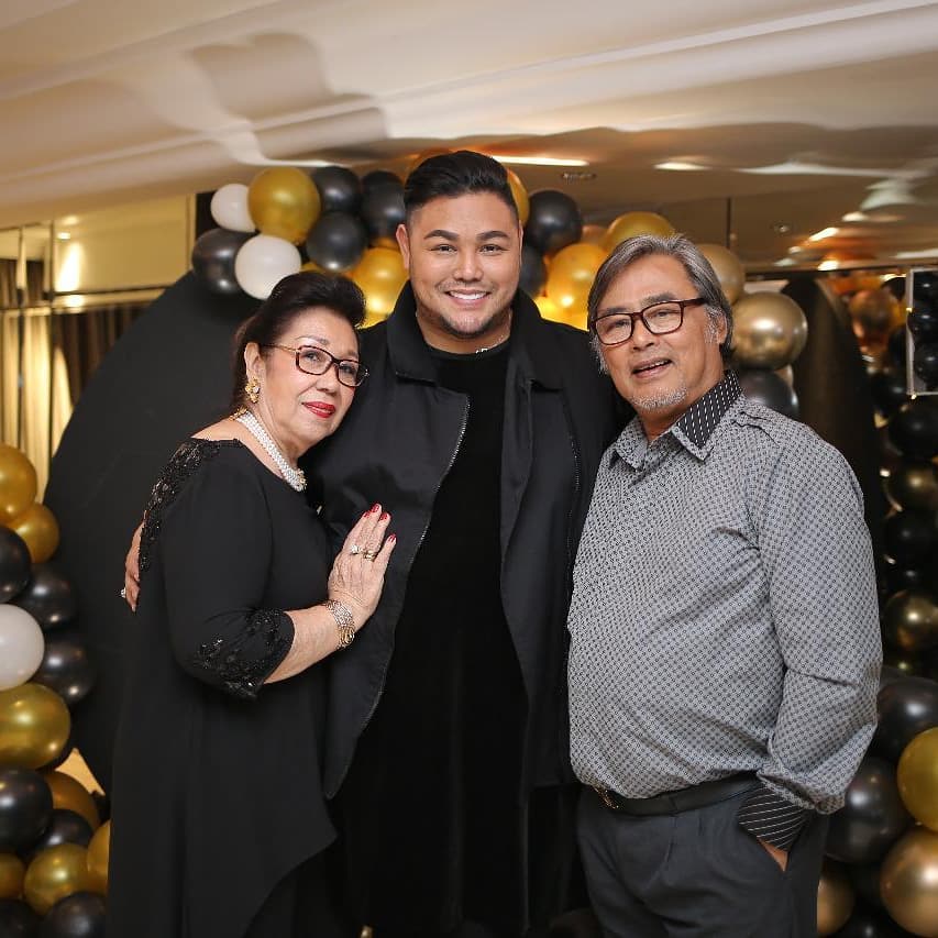 Jarang tersorot, 8 potret kebersamaan Ivan Gunawan dan ayah