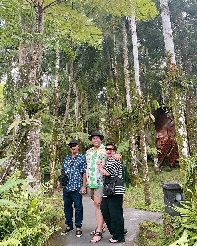 Jarang tersorot, 8 potret kebersamaan Ivan Gunawan dan ayah