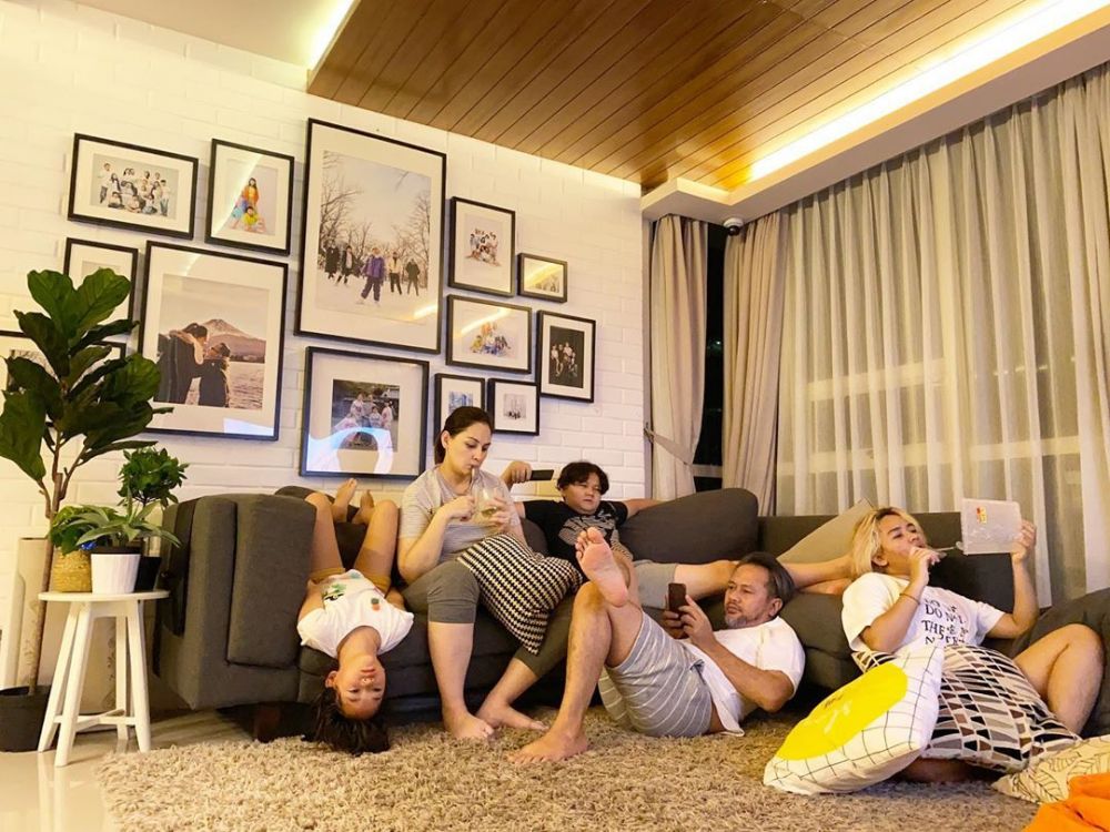 10 Potret rumah Mona Ratuliu, sempat disulap jadi studio dadakan