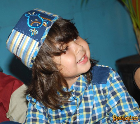 6 Potret seleb ganteng gondrong saat kecil, ada Kevin Aprilio