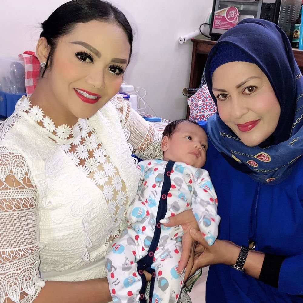 Momen kebersamaan 10 seleb 90-an bareng cucu, penuh kehangatan