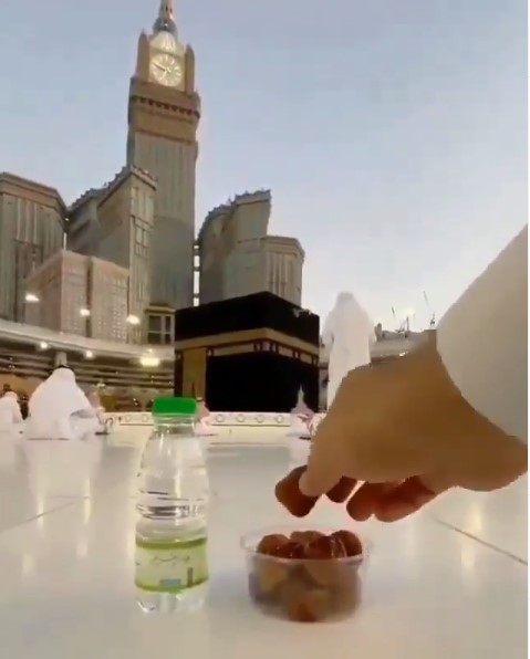 Viral potret berbuka puasa di depan Kabah, begini situasinya