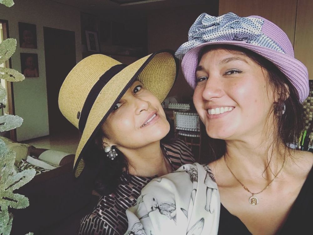 8 Momen kedekatan Nadine Chandrawinata dan ibu mertua, kompak
