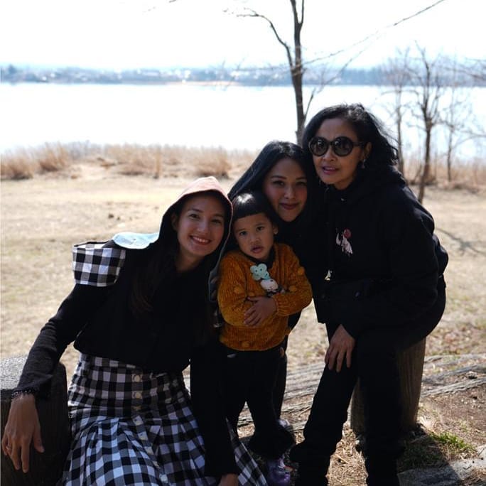 8 Momen kedekatan Nadine Chandrawinata dan ibu mertua, kompak