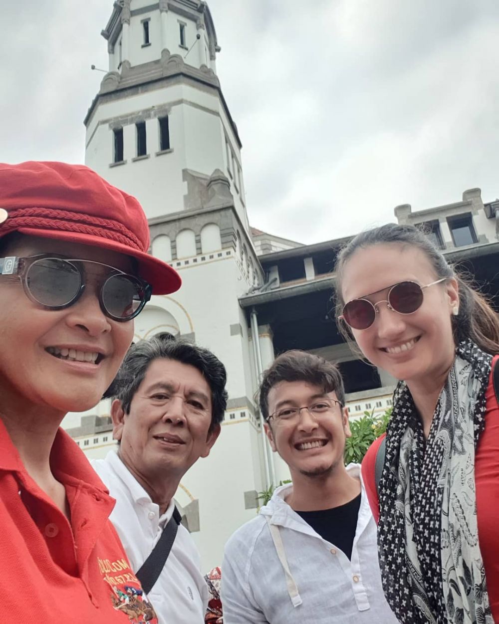 8 Momen kedekatan Nadine Chandrawinata dan ibu mertua, kompak
