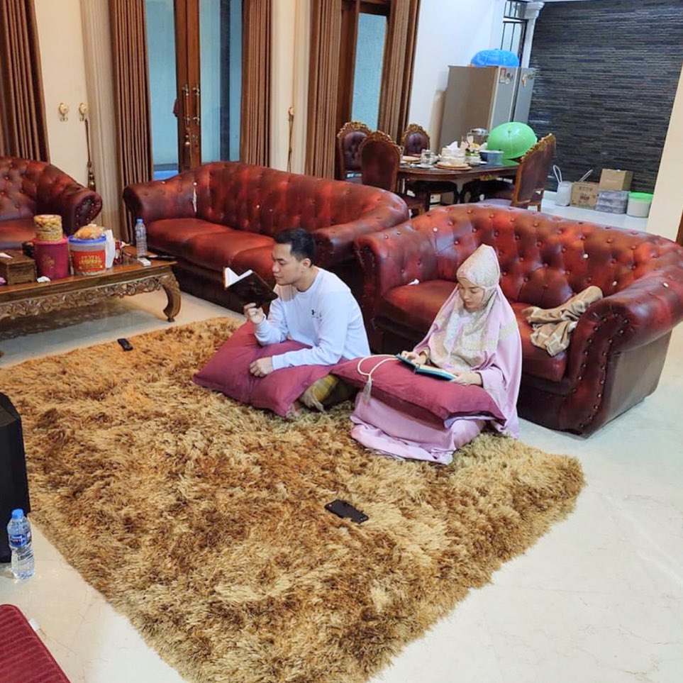 5 Momen Zaskia Gotik jalani Ramadhan bareng suami, makin lengket