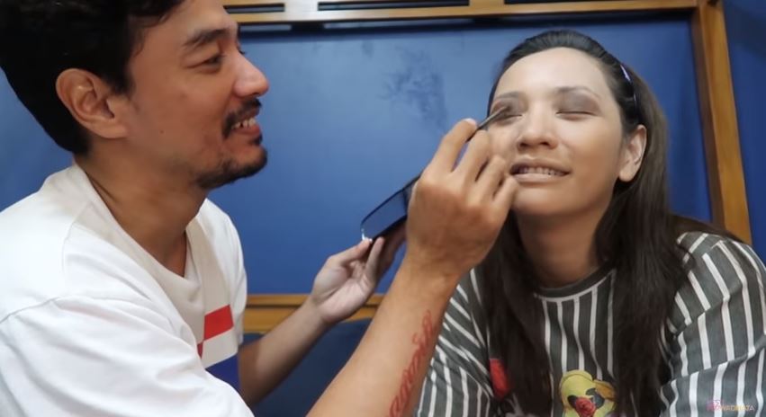 10 Potret Hesti sebelum dan sesudah dimakeup suami, bikin gemas
