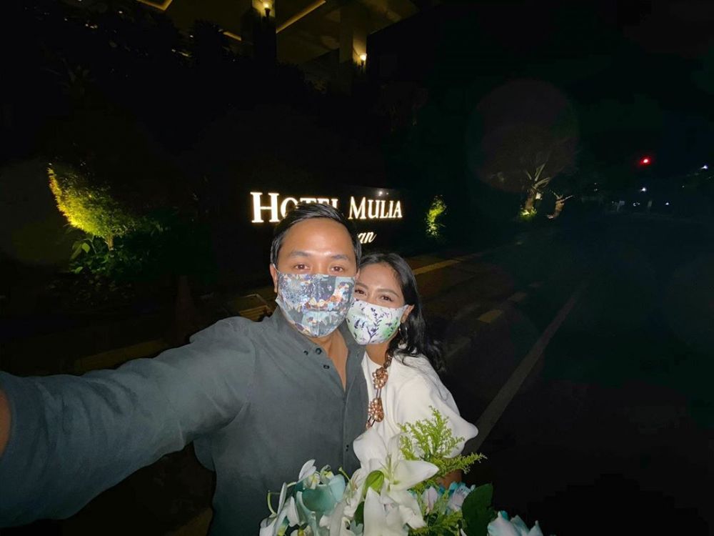 Cara 5 seleb rayakan ultah pernikahan saat pandemi, tetap romantis