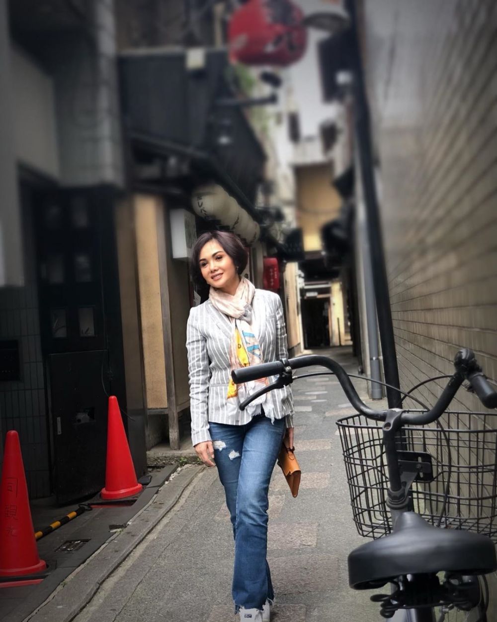 10 Padu padan outfit denim Yuni Shara ini kece, bisa jadi inspirasi