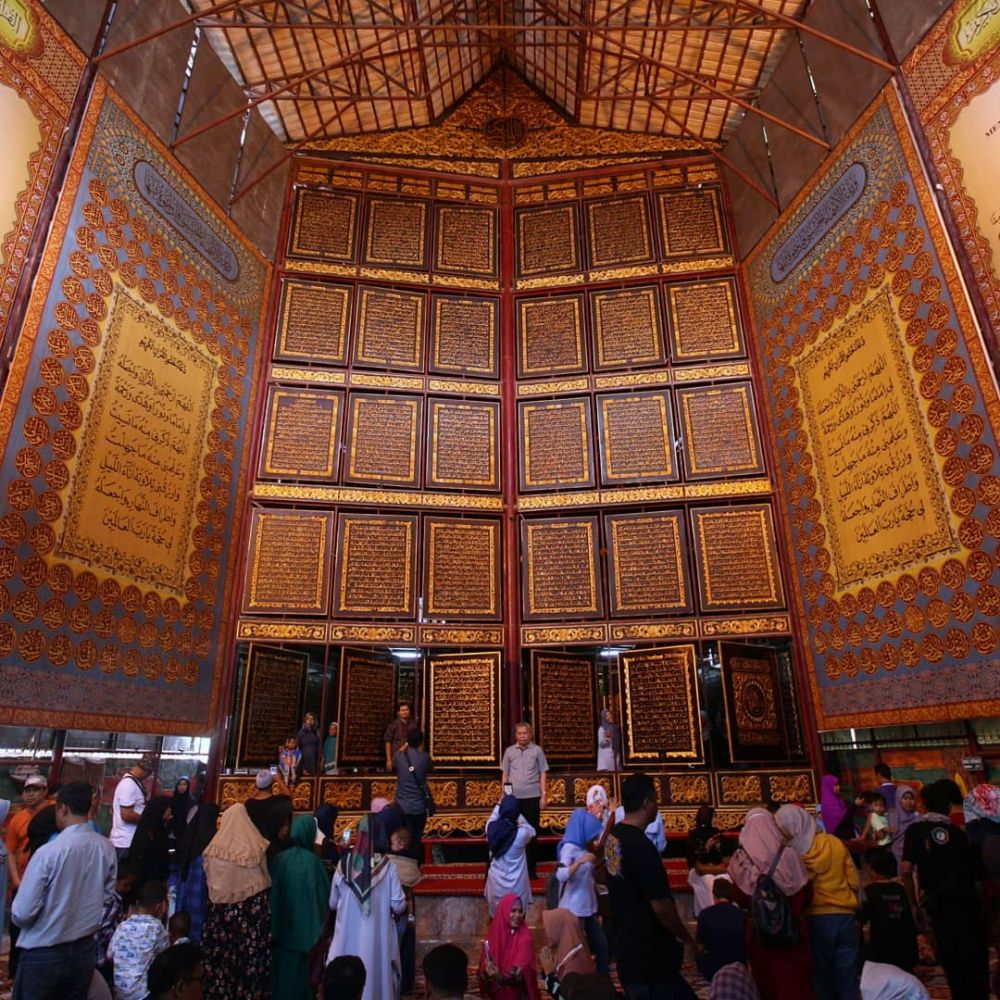 4 Mushaf Alquran terbesar di dunia, salah satunya di Indonesia