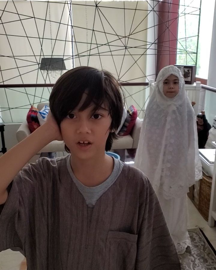 Momen anak Wulan Guritno kumandangkan iqamah, tuai pujian