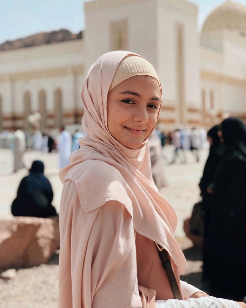 5 Potret Amanda Rawles pakai hijab, manglingi