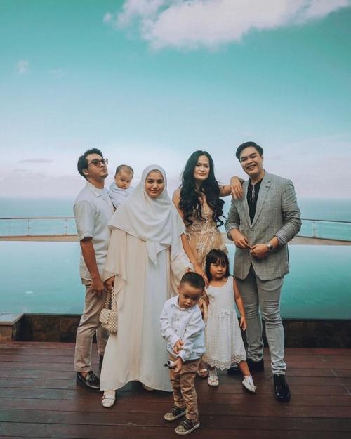 Momen keakraban 10 seleb bareng menantunya, idaman banget