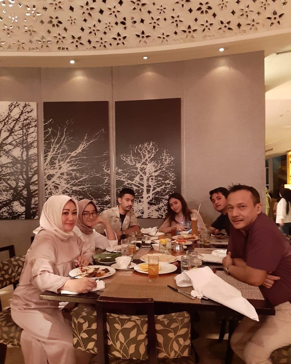 Momen keakraban 10 seleb bareng menantunya, idaman banget