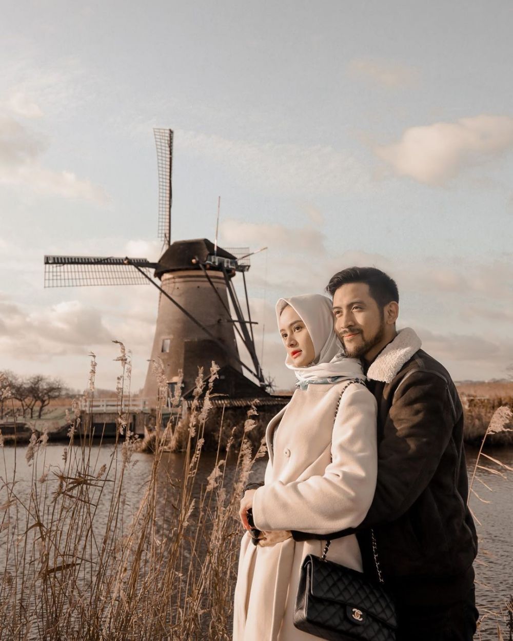 Nikah di usia 16 tahun, ini 10 potret mesra Sabrina Salsabila & suami