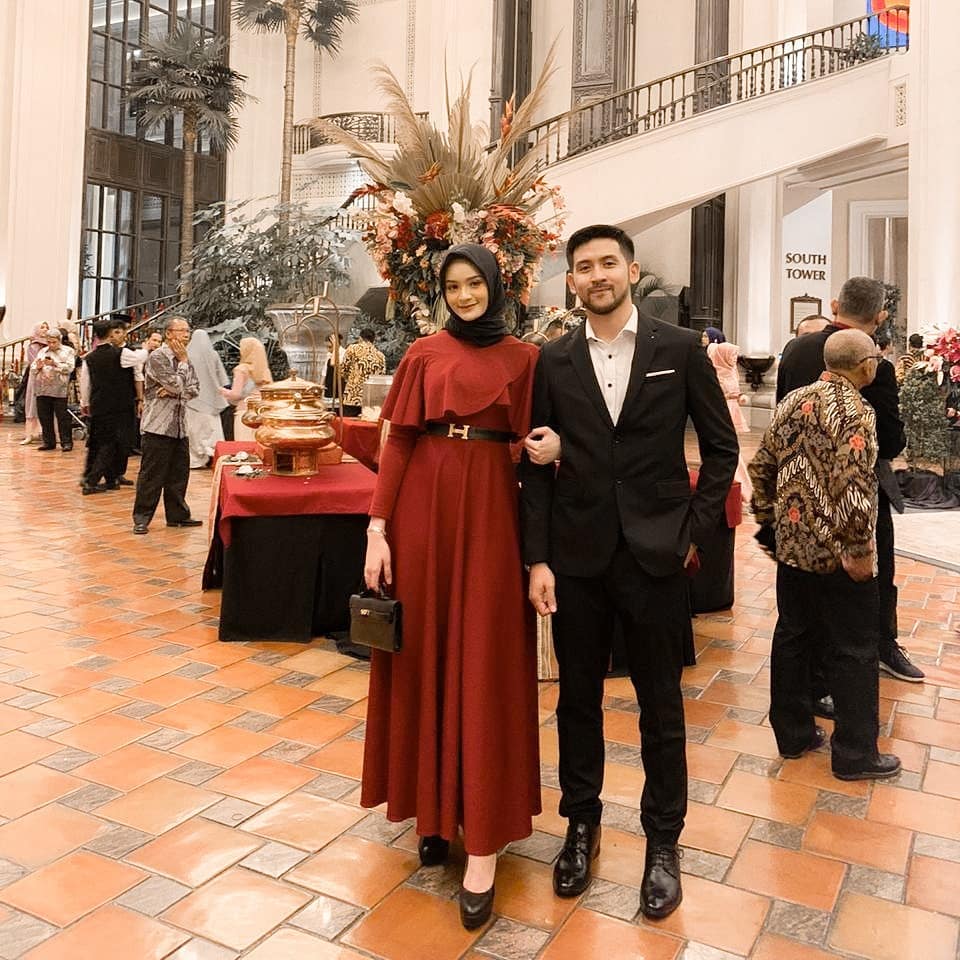 Nikah di usia 16 tahun, ini 10 potret mesra Sabrina Salsabila & suami