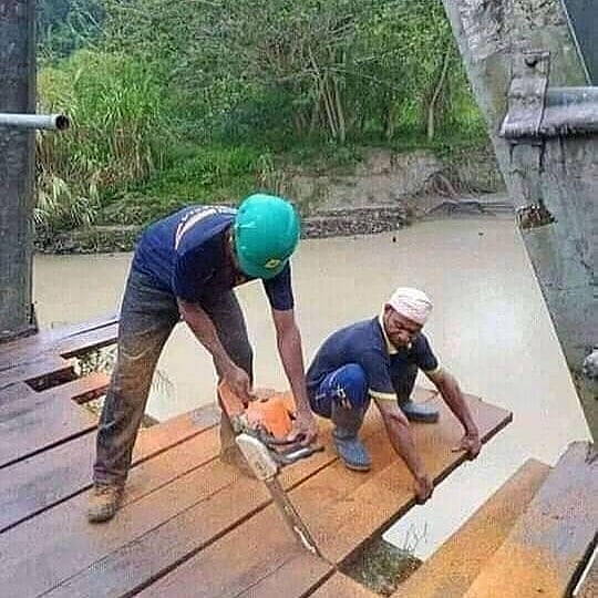 10 Momen lucu tukang bangunan lagi kerja ini bikin tepuk jidat