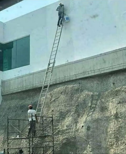 10 Momen lucu tukang bangunan lagi kerja ini bikin tepuk jidat