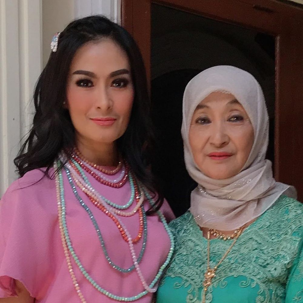 Jarang tersorot, ini 7 momen kedekatan Iis Dahlia bareng ibunya