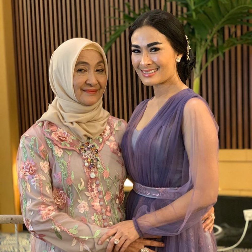 Jarang tersorot, ini 7 momen kedekatan Iis Dahlia bareng ibunya