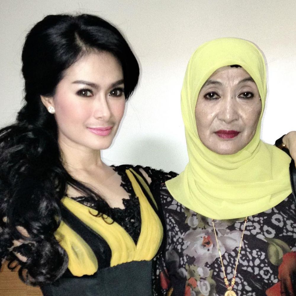 Jarang tersorot, ini 7 momen kedekatan Iis Dahlia bareng ibunya
