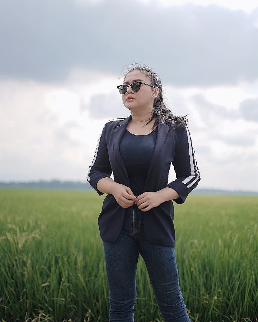 Tak banyak yang tahu, 6 seleb ini pernah jadi pegawai bank