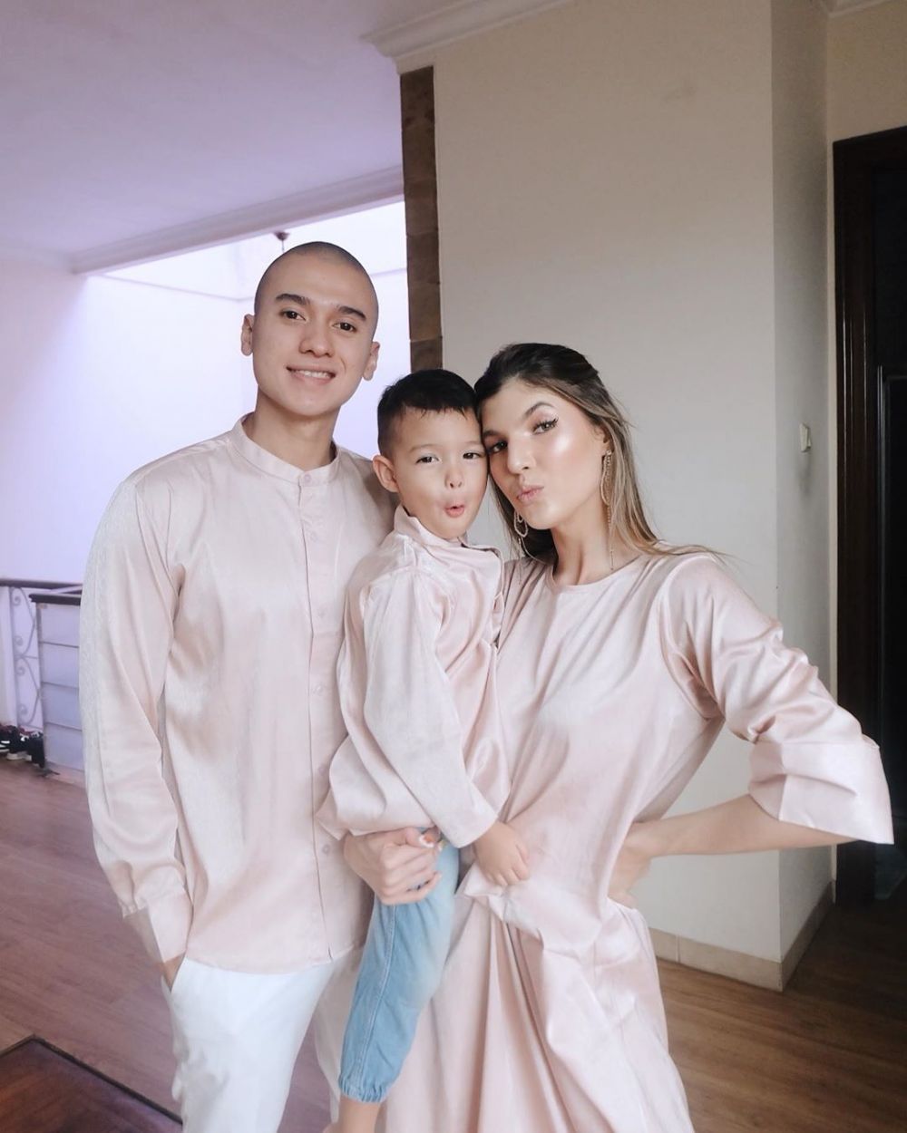 10 Seleb cantik menikah di usia belasan, ada yang 16 tahun