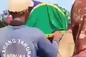 Video viral detik-detik pria menaiki keranda berisi jenazah, duh